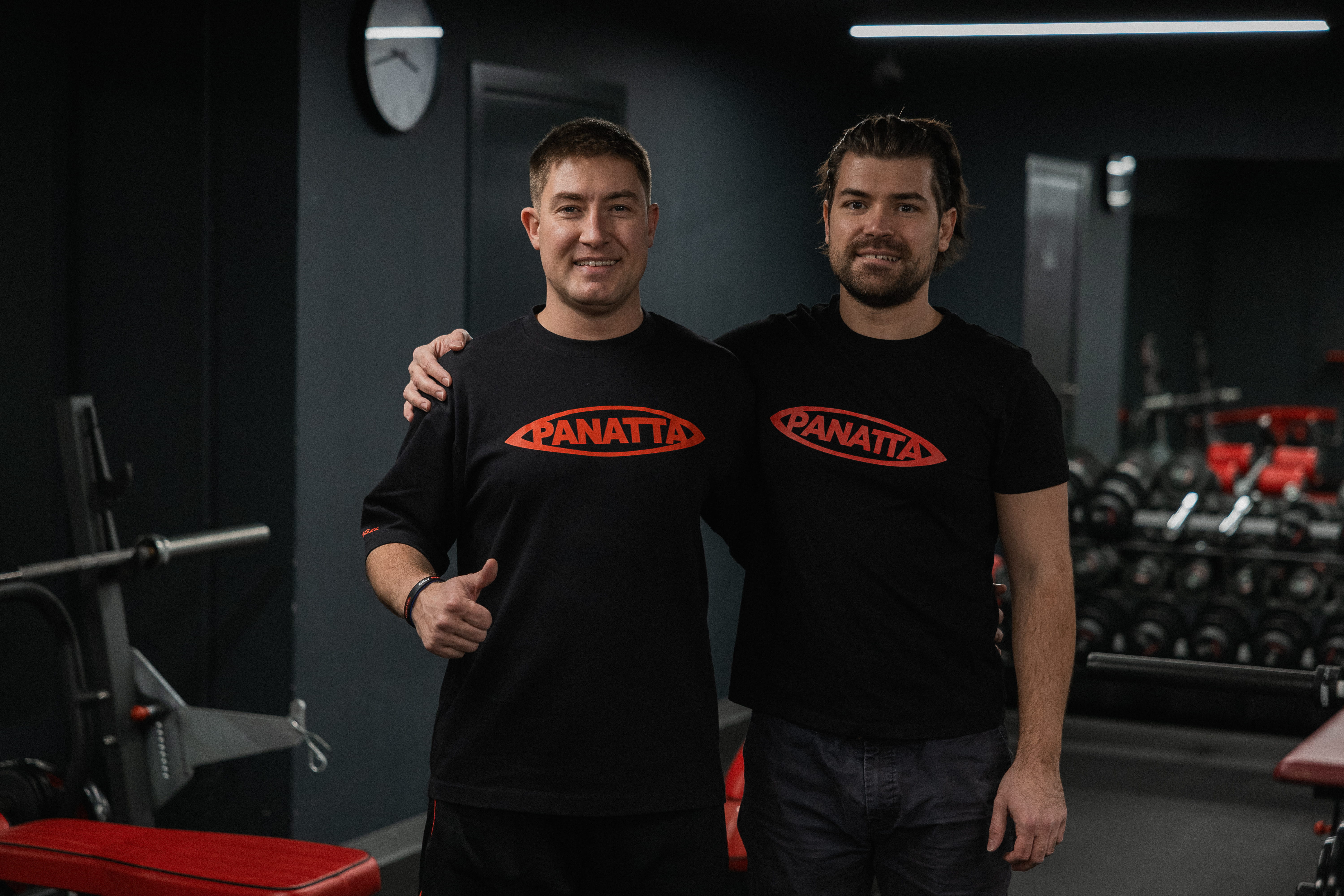 Двама мъже в залата la Palestra