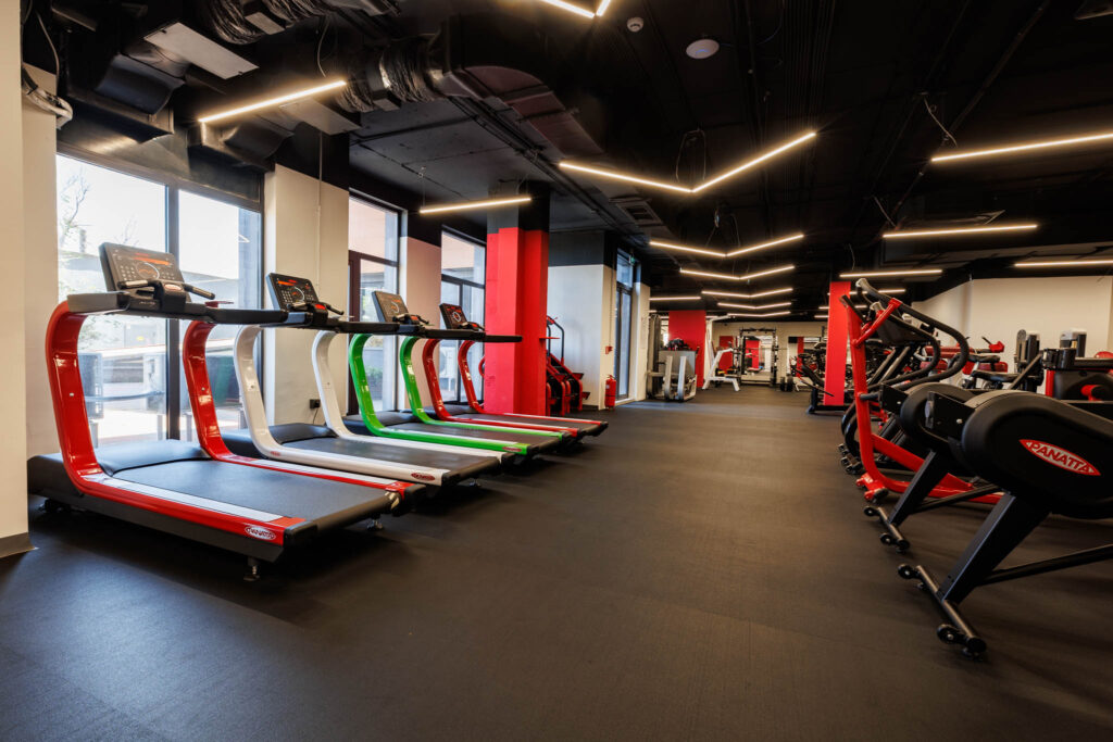 Оборудване и тренировъчни зони в la Palestra, София